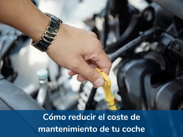 Hombre comprobando el aceite de motor