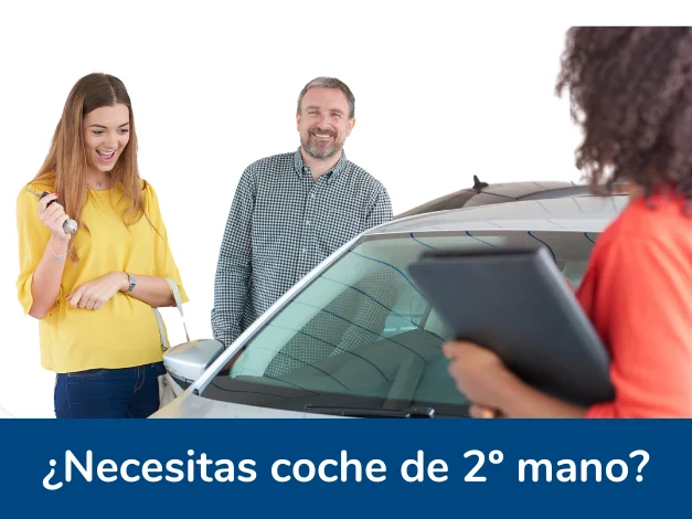 Mujer y hombre mirando coche